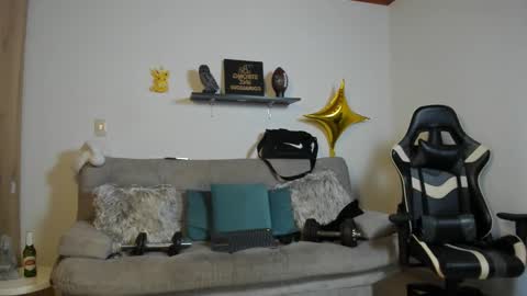 julian_wallace online show from December 18, 6:36 pm