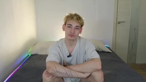 julian_win online show from April 22, 1:02 am