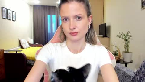 Julie online show from June 21, 4:02 pm