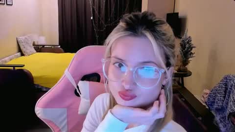 Julie online show from December 4, 3:22 pm