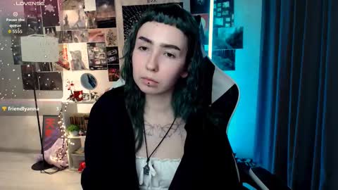 Snapshot of julscinamon chatting on October 10, 6:36 pm Baroness Von Cringe online show from October 10, 6:36 pm