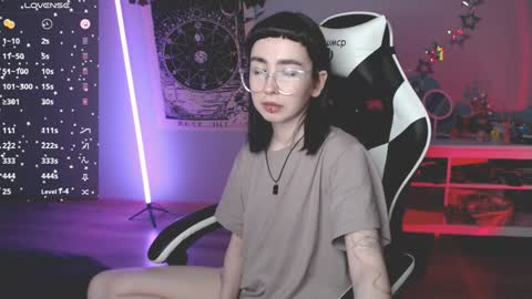 Snapshot of julscinamon chatting on January 31, 5:21 pm Baroness Von Cringe online show from January 31, 5:21 pm