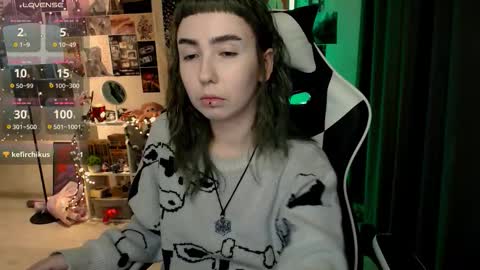 Snapshot of julscinamon chatting on October 18, 5:39 pm Baroness Von Cringe online show from October 18, 5:39 pm