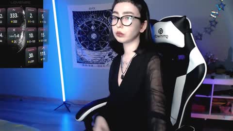 Snapshot of julscinamon chatting on December 6, 4:33 pm Baroness Von Cringe online show from December 6, 4:33 pm