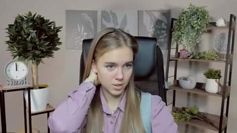 junewoods online show from November 12, 7:43 am