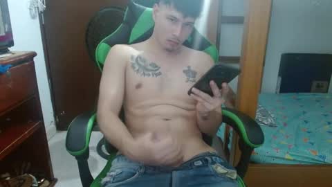 Snapshot of justin_taylor02 chatting on October 8, 10:27 pm justin_taylor02 online show from October 8, 10:27 pm