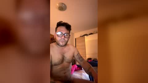 justme697977 online show from April 18, 7:10 am