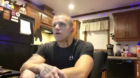 Snapshot of justus0624 chatting on October 17, 1:42 am justus0624 online show from October 17, 1:42 am