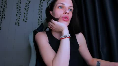 karla_lim online show from May 7, 11:50 am