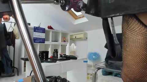 karlahartley online show from November 8, 5:43 am