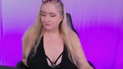 Kat D Sinclair online show from February 18, 3:20 pm