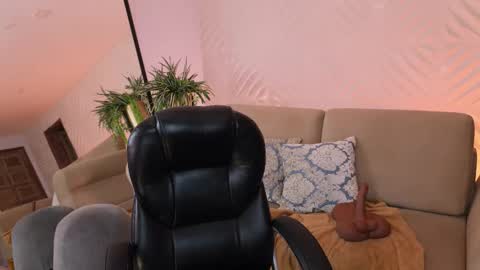 K A T E  online show from December 5, 3:32 pm