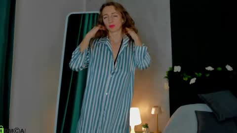 katrina_foks online show from December 4, 9:09 am