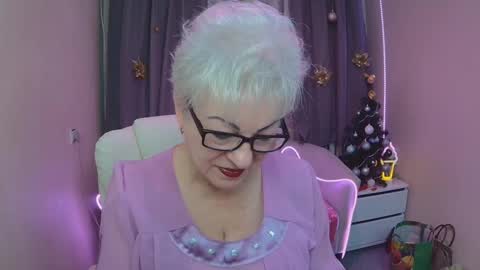 kaylesmoll online show from December 18, 7:42 pm