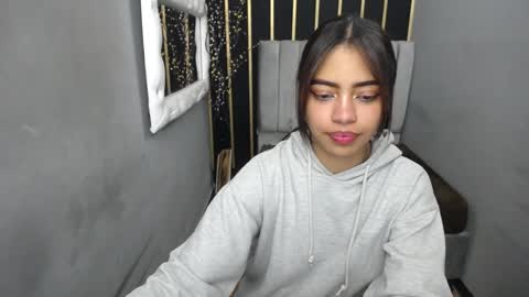  K E I Z Y  online show from December 18, 7:19 pm