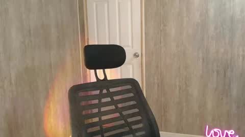 KELLY MCDOLEN online show from March 8, 4:39 pm