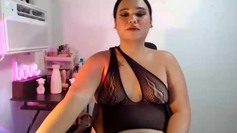KELLY MCDOLEN online show from June 7, 6:02 pm