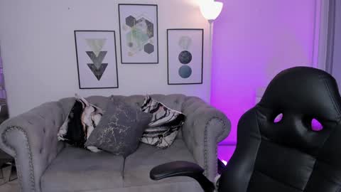 Kendall Jenner online show from January 29, 1:58 am