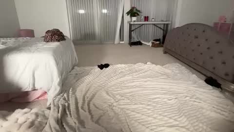 kendallmonroee online show from October 31, 1:39 am