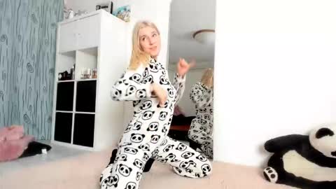 Kenzie online show from October 27, 4:34 am