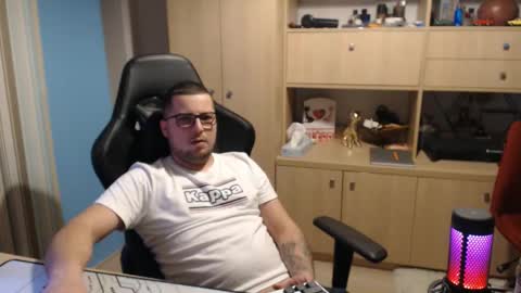 Snapshot of kevinnlovely chatting on October 20, 8:47 pm Kevinn online show from October 20, 8:47 pm