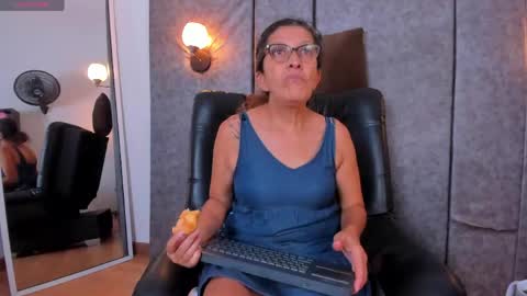 Keila Milf online show from April 16, 9:04 pm