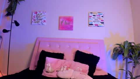 Snapshot of keyla_roberts_ chatting on February 23, 6:38 am Adhara. Help me reach 100 likes online show from February 23, 6:38 am