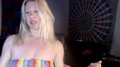 KELLYWILDNNOUT online show from April 1, 12:39 pm