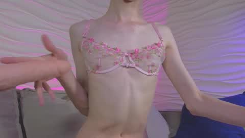Snapshot of kira_long chatting on October 16, 5:29 am MADI online show from October 16, 5:29 am