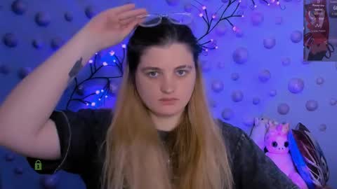 kira_melt online show from April 14, 8:12 pm