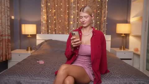 kira bloom online show from June 19, 3:34 am