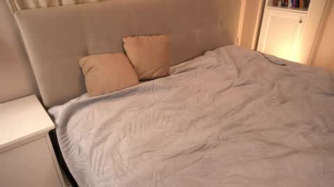 kiri_pvt online show from November 12, 10:45 pm