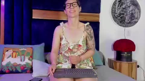 Kissing Company online show from July 7, 4:03 am