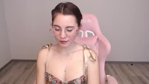 Vikki Rose online show from October 14, 2:20 pm
