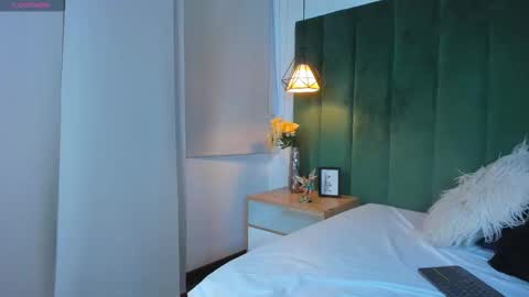 K I T T Y Y  online show from October 24, 9:15 pm