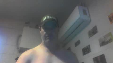 kiwiguy19773 online show from April 12, 1:31 am