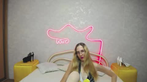Snapshot of klaryevans chatting on September 24, 6:42 am Klary online show from September 24, 6:42 am