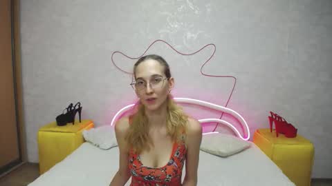 Snapshot of klaryevans chatting on September 21, 9:35 am Klary online show from September 21, 9:35 am
