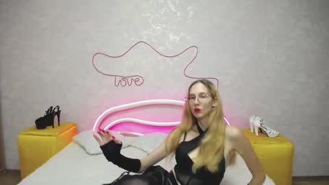 Snapshot of klaryevans chatting on September 26, 7:05 am Klary online show from September 26, 7:05 am