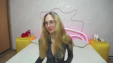 Snapshot of klaryevans chatting on October 1, 6:01 am Klary online show from October 1, 6:01 am