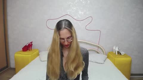 Snapshot of klaryevans chatting on October 2, 9:41 am Klary online show from October 2, 9:41 am