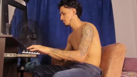 Snapshot of kriss_edwards chatting on October 21, 3:33 am Kriss online show from October 21, 3:33 am