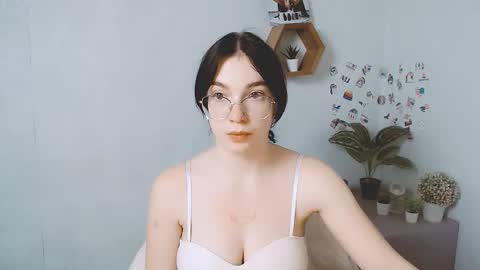 Snapshot of kristenx_x chatting on October 8, 7:25 am Kristen online show from October 8, 7:25 am