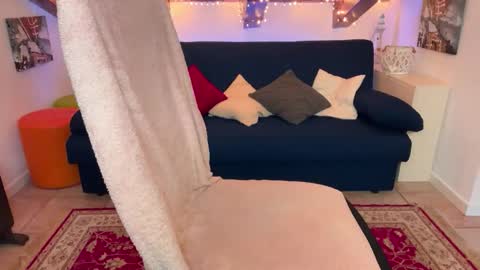 Kylie  online show from February 8, 3:15 pm