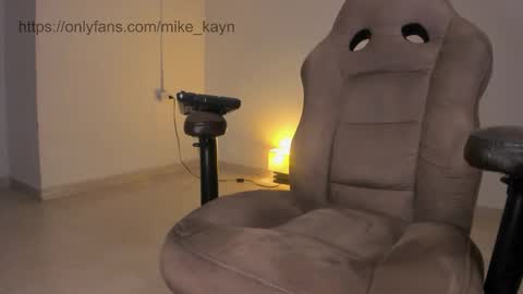 l3m0nb0y_ online show from March 27, 2:51 pm