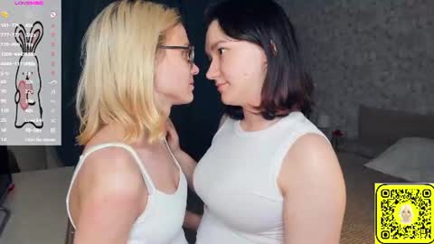 Violet and Isabel online show from June 19, 8:15 pm