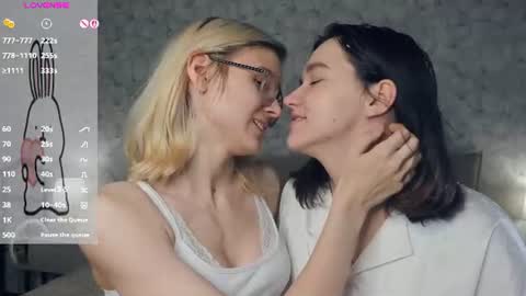 Violet and Isabel online show from August 3, 7:53 pm