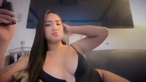 larabarcelo online show from December 1, 7:28 am