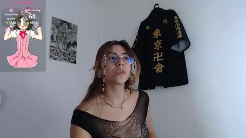 laramucci online show from November 14, 8:55 pm