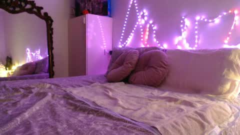 Auri online show from July 10, 10:25 pm